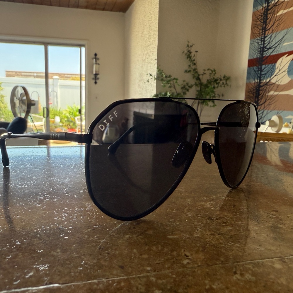 Black Diff Aviator Sunglasses - image 5